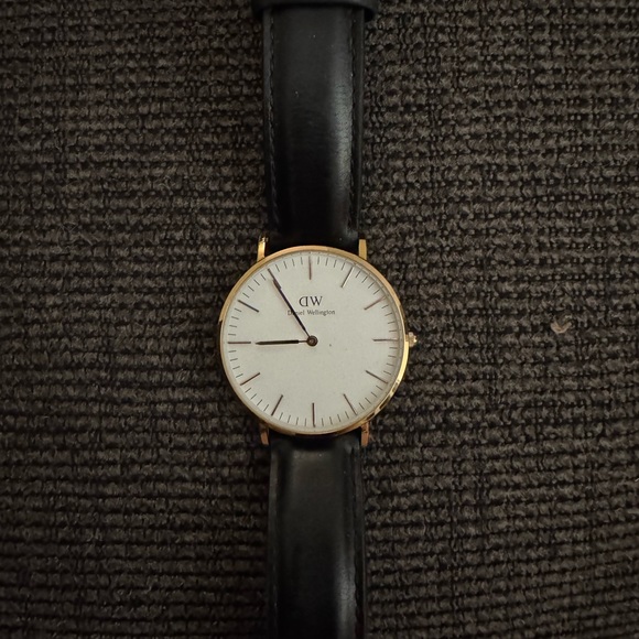 Daniel Wellington Leather Watch - Picture 9 of 9